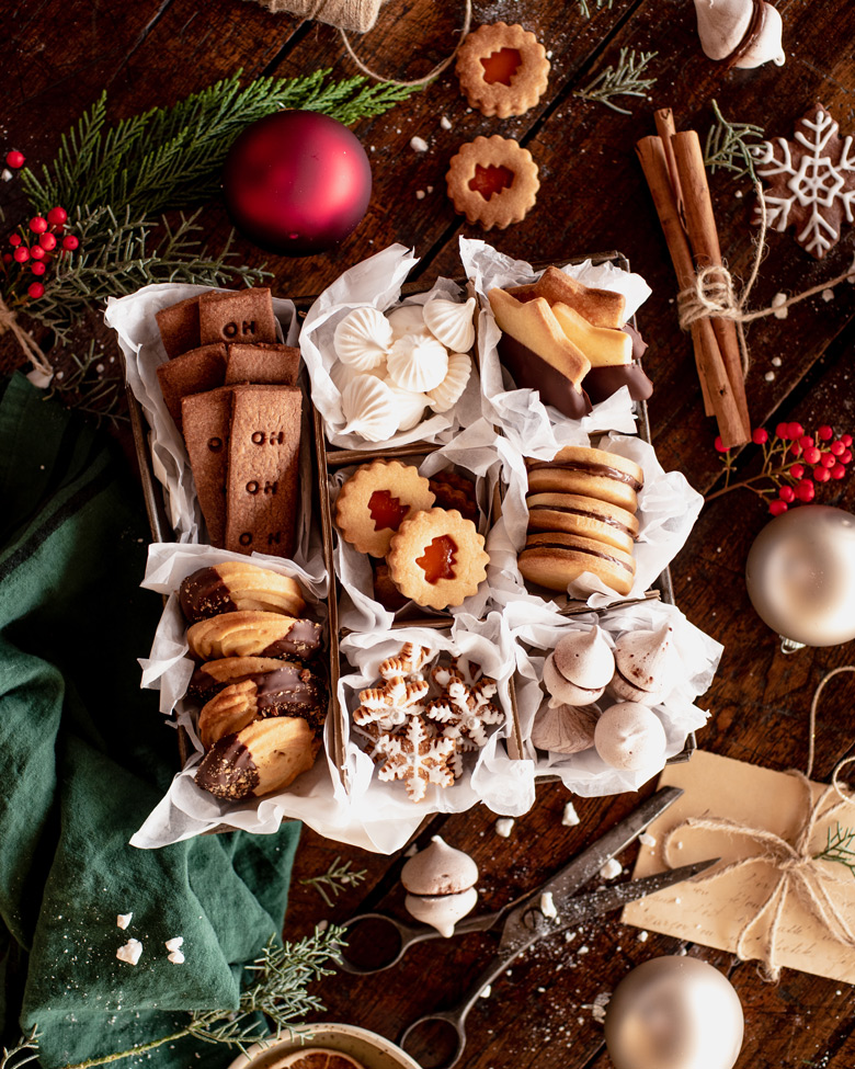 Boîte de biscuits de Noël avec des sablés, des spritz et des meringues