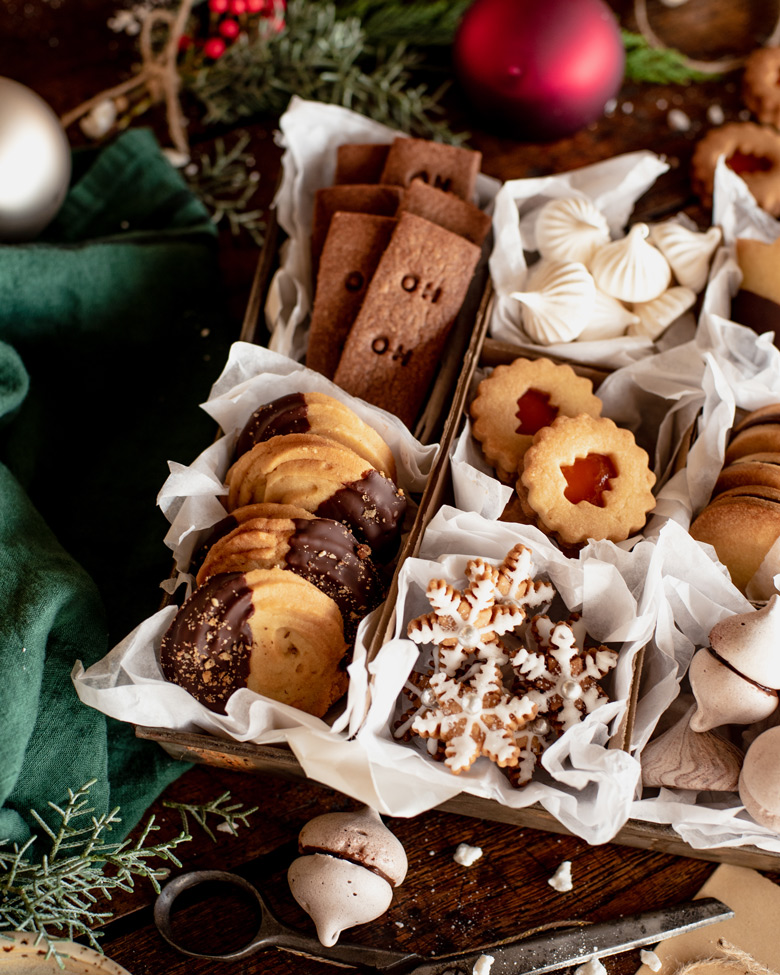 Boîte de biscuits de Noël avec des sablés, des spritz et des meringues